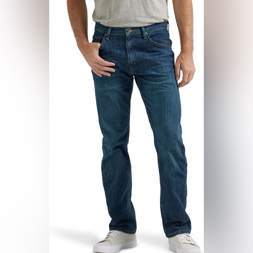 Wrangler men's
Authentics Regular Fit Straight Jeans with stretch.